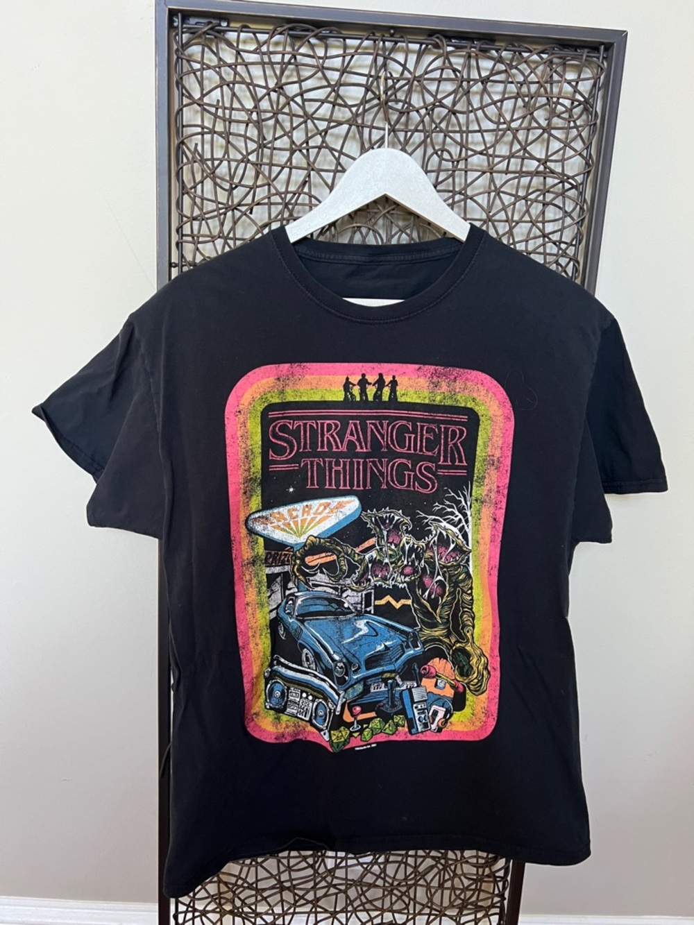 Stranger Things Black Retro 80s colorful arcade graphic T-Shirt adult Medium-est